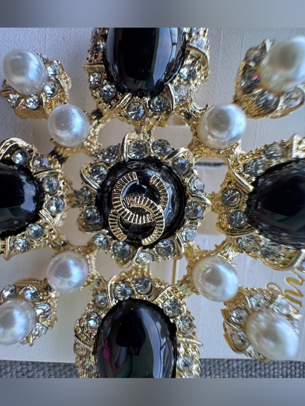 Luxury gold Brooch with Black Stones and Pearls - Picture 3 of 4